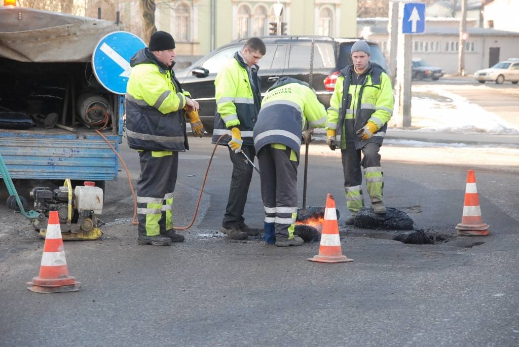 Šorīt, 2. martā vairāki automašīnu vadītāji Lielās un Katoļu ielas krustojumā izjuta pamatīgu diskomfortu, iebraucot vai mēģinot izvairīties no pamatīgas bedres, kas bija tur izveidojusies brīvdienās. Bedre laikus pamanīta un šobrīd jau to...
Autors: Jānis Goldbergs