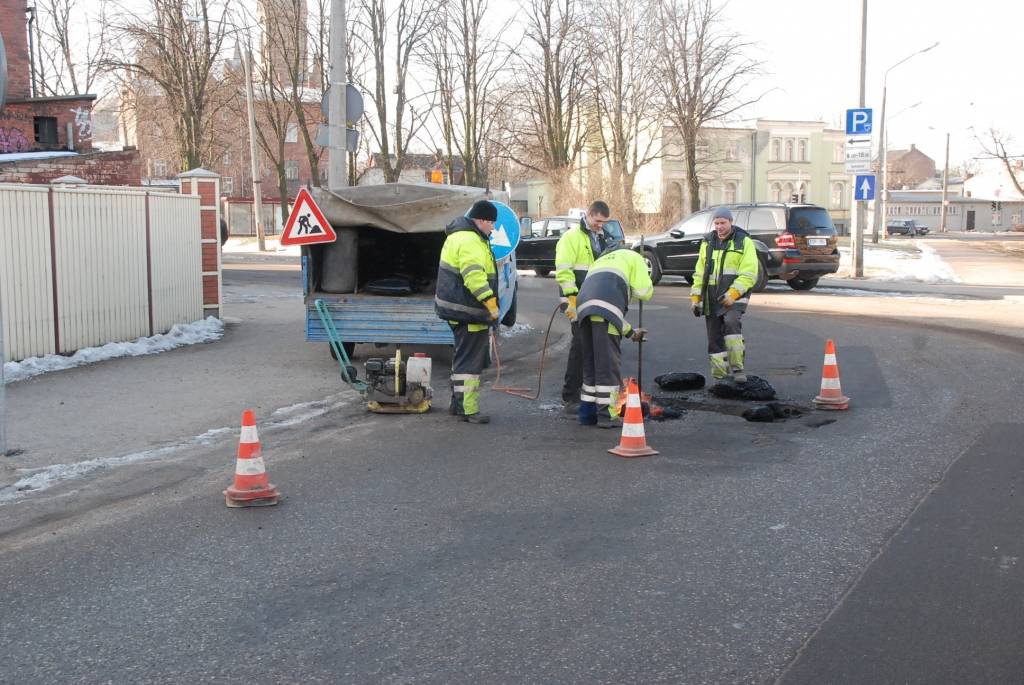 Šorīt, 2. martā vairāki automašīnu vadītāji Lielās un Katoļu ielas krustojumā izjuta pamatīgu diskomfortu, iebraucot vai mēģinot izvairīties no pamatīgas bedres, kas bija tur izveidojusies brīvdienās. Bedre laikus pamanīta un šobrīd jau to...
Autors: Jānis Goldbergs
