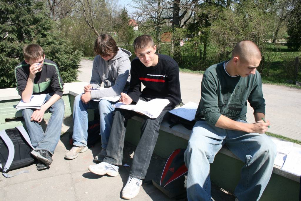 Aizputes vidusskolas 10.b klases skolēni matemātikas skolotājas Daigas Tīmanes vadībā saulainā dienā zinības apgūst svaigā gaisā.
“Saulainā dienā sēdēt klasē un skatīties pa logu ir pavisam grūti. Tad labāk nākam ārā un strādājam....
Autors: Iluta Dreimane