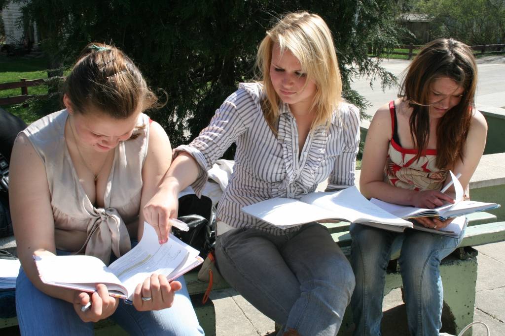 Aizputes vidusskolas 10.b klases skolēni matemātikas skolotājas Daigas Tīmanes vadībā saulainā dienā zinības apgūst svaigā gaisā.
“Saulainā dienā sēdēt klasē un skatīties pa logu ir pavisam grūti. Tad labāk nākam ārā un strādājam....
Autors: Iluta Dreimane