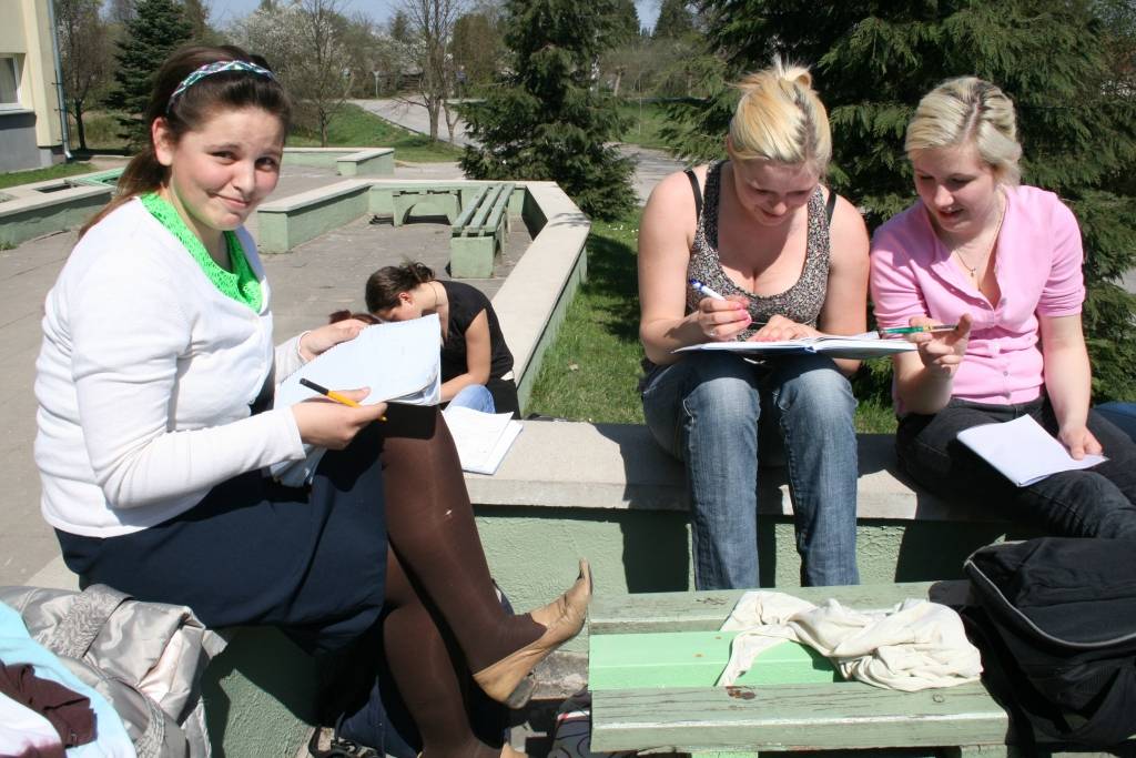 Aizputes vidusskolas 10.b klases skolēni matemātikas skolotājas Daigas Tīmanes vadībā saulainā dienā zinības apgūst svaigā gaisā.
“Saulainā dienā sēdēt klasē un skatīties pa logu ir pavisam grūti. Tad labāk nākam ārā un strādājam....
Autors: Iluta Dreimane