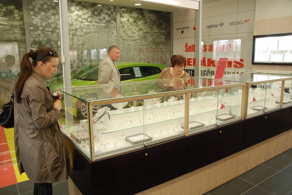 Vakar, 29. aprīlī, notika jaunā tirdzniecības centra "baata" atklāšana VIP viesiem. Tautai "baata" durvis vērs šodien, 30. aprīlī, pulksten 12.
Autors: "Rekurzeme", portāls