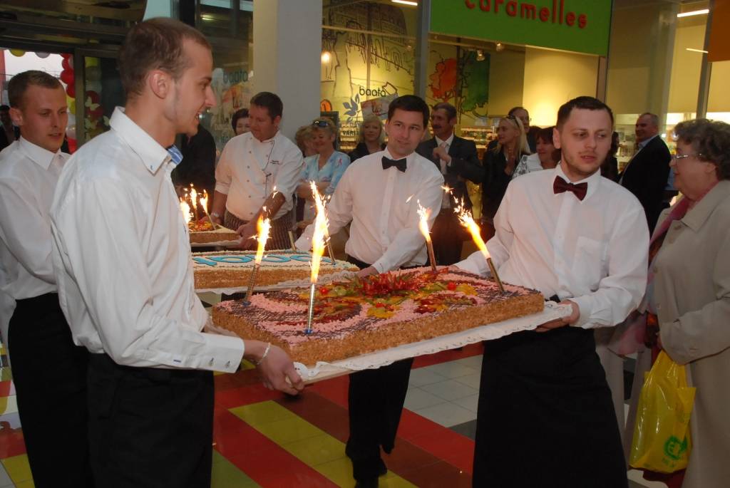 Vakar, 29. aprīlī, notika jaunā tirdzniecības centra "baata" atklāšana VIP viesiem. Tautai "baata" durvis vērs šodien, 30. aprīlī, pulksten 12.
Autors: "Rekurzeme", portāls