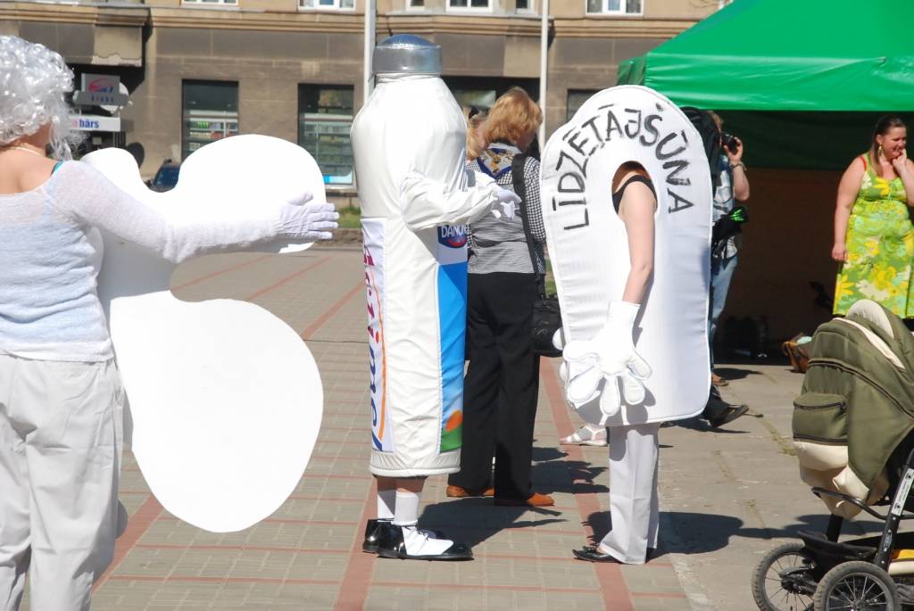 Šodien, 29. aprīlī, kas visā Eiropā jau pekto gadu tiek atzīmēta kā Imunoliģijas diena, liepājniekiem bija iespēja laukumā pie Liepājas Universitātes noklausīties lekciju par imunoloģijas jautājumiem, iemācīties nūjot, uzzināt dažādas...
Autors: "Rekurzeme", portāls