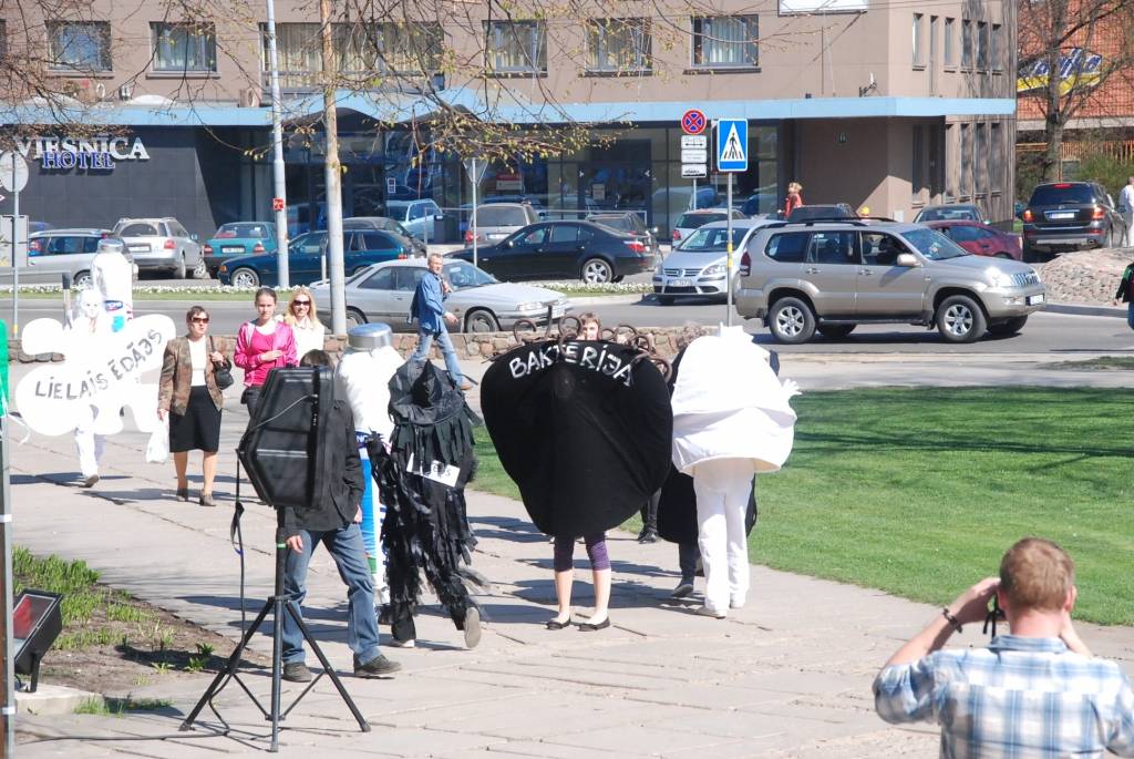 Šodien, 29. aprīlī, kas visā Eiropā jau pekto gadu tiek atzīmēta kā Imunoliģijas diena, liepājniekiem bija iespēja laukumā pie Liepājas Universitātes noklausīties lekciju par imunoloģijas jautājumiem, iemācīties nūjot, uzzināt dažādas...
Autors: "Rekurzeme", portāls