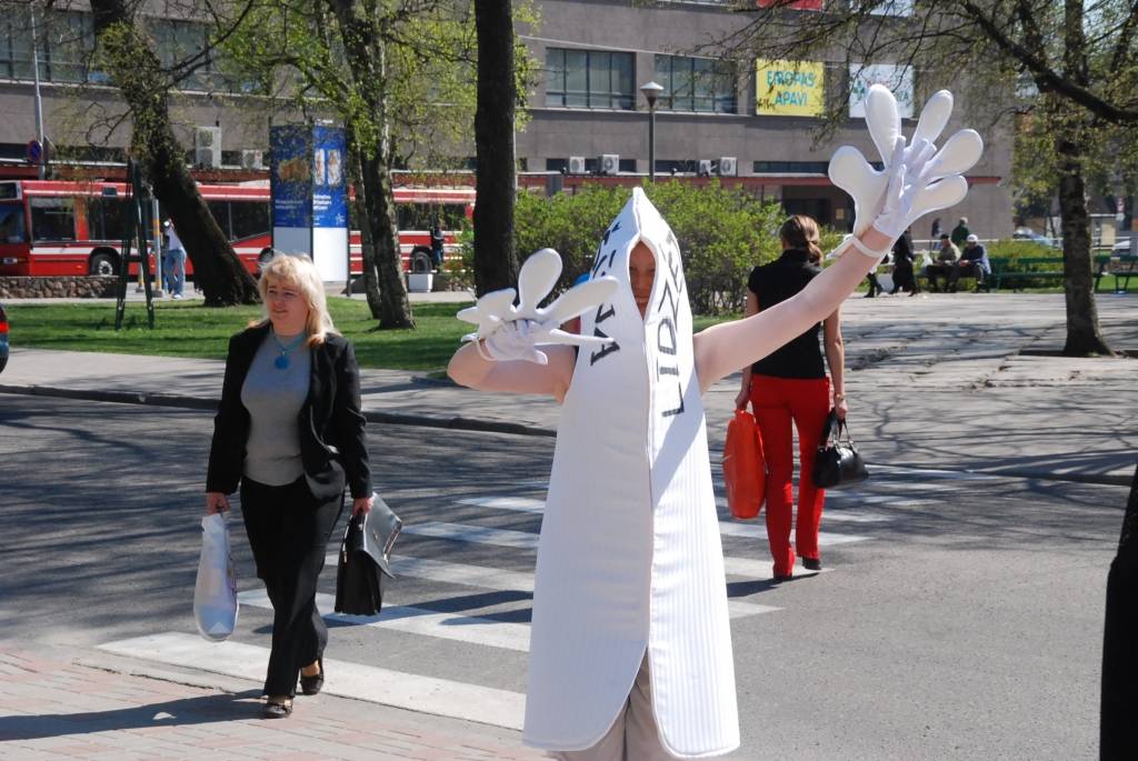 Šodien, 29. aprīlī, kas visā Eiropā jau pekto gadu tiek atzīmēta kā Imunoliģijas diena, liepājniekiem bija iespēja laukumā pie Liepājas Universitātes noklausīties lekciju par imunoloģijas jautājumiem, iemācīties nūjot, uzzināt dažādas...
Autors: "Rekurzeme", portāls