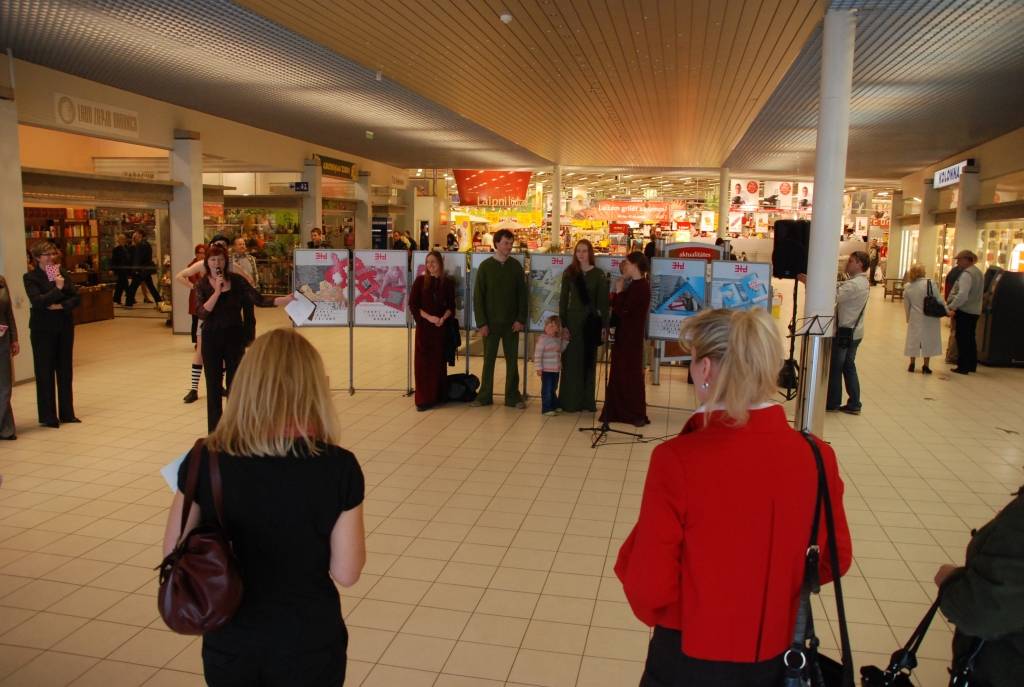 Šodien, 28. aprīlī, Liepājā tirdzniecības centrā “Ostmala” Kārļa Zāles laukumā 8 atklāja Latvijas publisko bibliotēku attīstības projekta “Trešais tēva dēls” ceļojošo izstādi “Pasaule klikšķa attālumā”. 

Izstādi Liepājā ikviens...
Autors: Iluta Dreimane