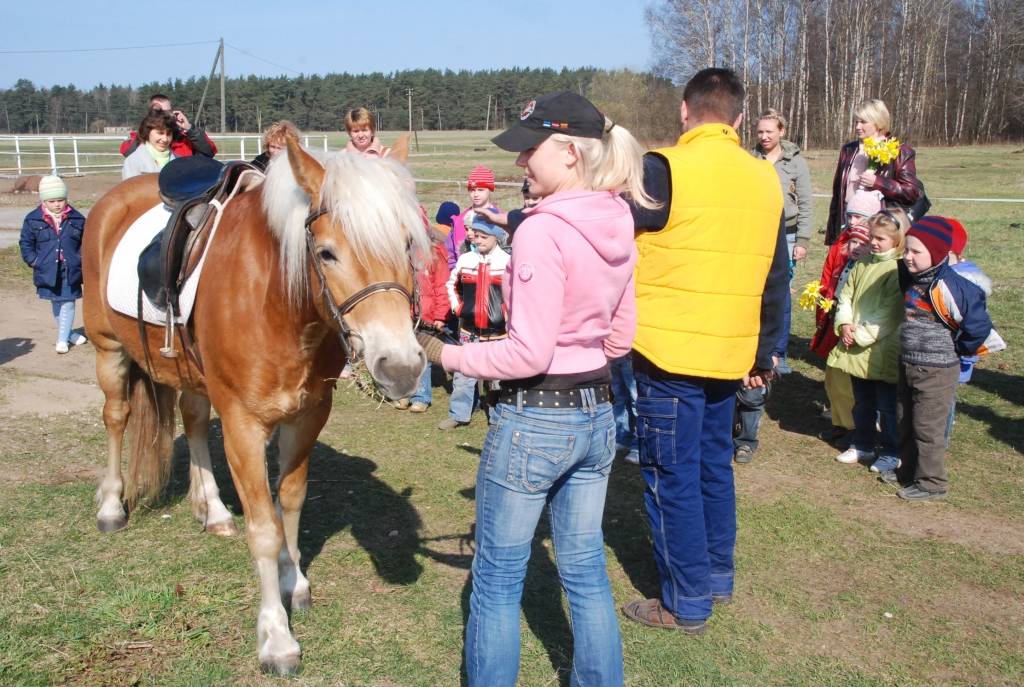 Aprīļa beigās visā pasaulē atzīmē Veterināro dienu. Šogad tās devīze – “Veterinārārsti un dzīvnieku īpašnieki: veiksmīga sadarbība”. Ar savu sadarbību interesentus – Vērgales pagasta pirmskolas iestādes “Kastanītis” audzēkņus –...
Autors: Anita Platace