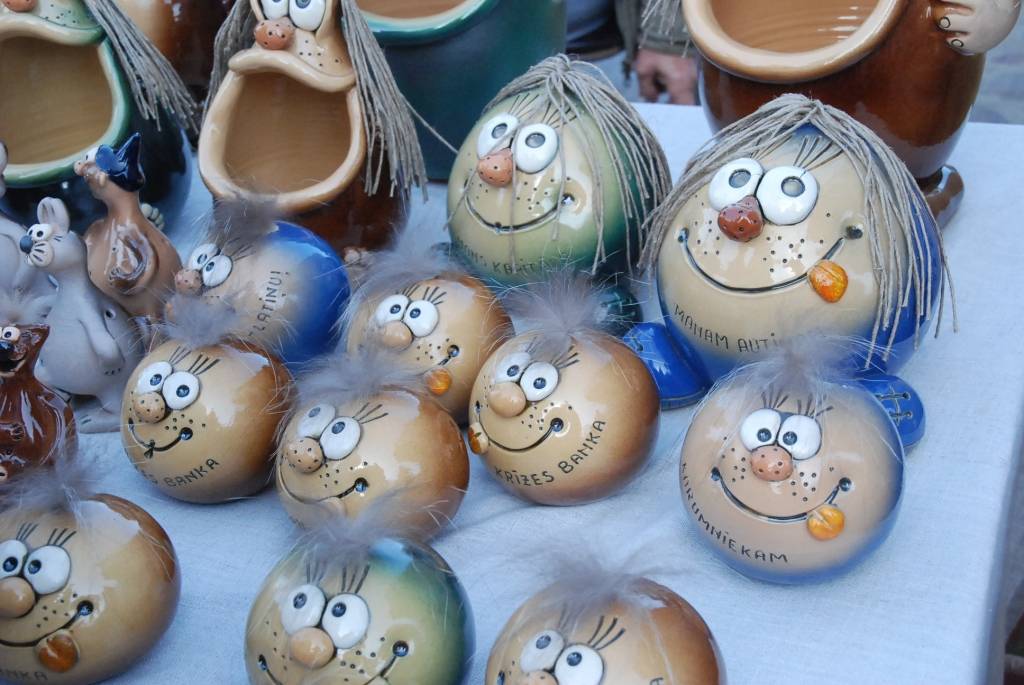 Liels tirgotāju un apmeklētāju pieplūdums šorīt, sestdienā, ir Pētertirgū un tā apkārtnē, kur izpleties Jurģu gadatirgus. Ja gribat ņemt līdzi mazus bērnus, lieciet labāk mugursomā - ar ratiem pūlī būs grūti. Tradicionālo preču klāstu, kur...
Autors: Ilze Vainovska