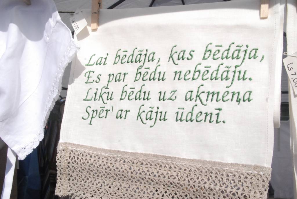 Liels tirgotāju un apmeklētāju pieplūdums šorīt, sestdienā, ir Pētertirgū un tā apkārtnē, kur izpleties Jurģu gadatirgus. Ja gribat ņemt līdzi mazus bērnus, lieciet labāk mugursomā - ar ratiem pūlī būs grūti. Tradicionālo preču klāstu, kur...
Autors: Ilze Vainovska