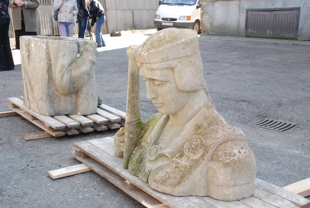 Ceturtdien divas daļas tēlnieka Kārļa Zāles veidotā pieminekļa meta "Māte Latvija svētī kritušos dēlus" tika nosūtītas uz Rīgu, lai Celtniecības koledžā sāktu to glābšanas darbus. Pamatne pagaidām atstāta Liepājas muzeja pagalmā.

Autors: "Rekurzeme", portāls