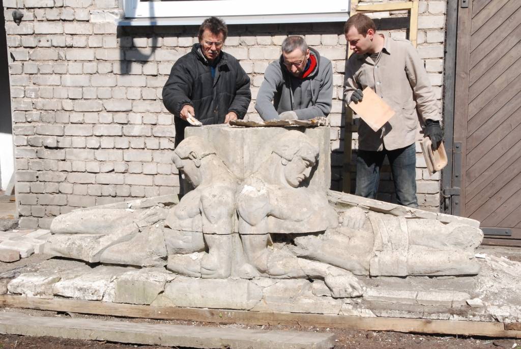 Ceturtdien divas daļas tēlnieka Kārļa Zāles veidotā pieminekļa meta "Māte Latvija svētī kritušos dēlus" tika nosūtītas uz Rīgu, lai Celtniecības koledžā sāktu to glābšanas darbus. Pamatne pagaidām atstāta Liepājas muzeja pagalmā.

Autors: "Rekurzeme", portāls