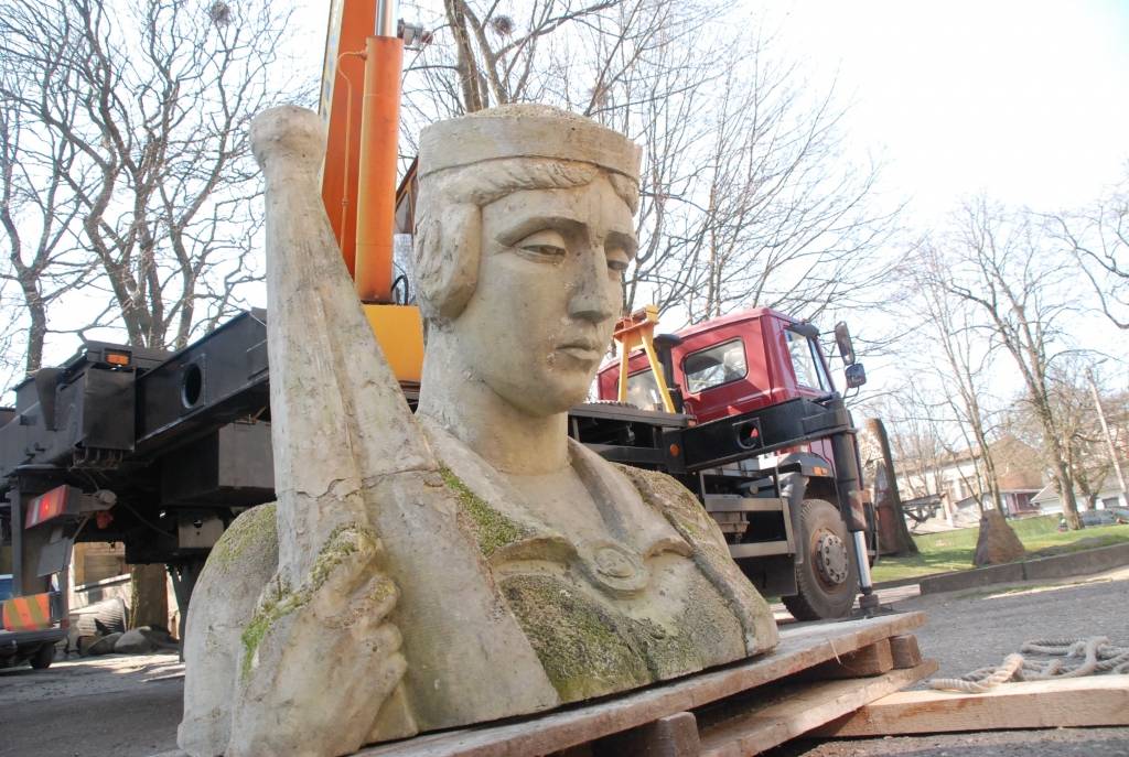 Ceturtdien divas daļas tēlnieka Kārļa Zāles veidotā pieminekļa meta "Māte Latvija svētī kritušos dēlus" tika nosūtītas uz Rīgu, lai Celtniecības koledžā sāktu to glābšanas darbus. Pamatne pagaidām atstāta Liepājas muzeja pagalmā.

Autors: "Rekurzeme", portāls
