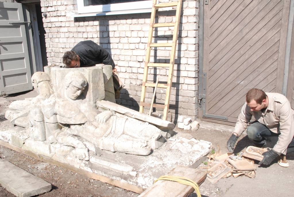 Ceturtdien divas daļas tēlnieka Kārļa Zāles veidotā pieminekļa meta "Māte Latvija svētī kritušos dēlus" tika nosūtītas uz Rīgu, lai Celtniecības koledžā sāktu to glābšanas darbus. Pamatne pagaidām atstāta Liepājas muzeja pagalmā.

Autors: "Rekurzeme", portāls