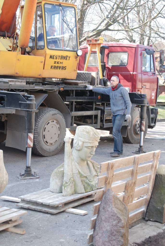 Ceturtdien divas daļas tēlnieka Kārļa Zāles veidotā pieminekļa meta "Māte Latvija svētī kritušos dēlus" tika nosūtītas uz Rīgu, lai Celtniecības koledžā sāktu to glābšanas darbus. Pamatne pagaidām atstāta Liepājas muzeja pagalmā.

Autors: "Rekurzeme", portāls