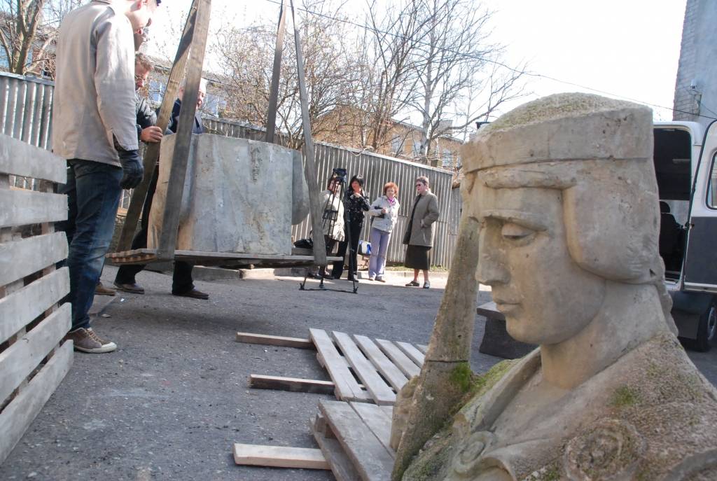Ceturtdien divas daļas tēlnieka Kārļa Zāles veidotā pieminekļa meta "Māte Latvija svētī kritušos dēlus" tika nosūtītas uz Rīgu, lai Celtniecības koledžā sāktu to glābšanas darbus. Pamatne pagaidām atstāta Liepājas muzeja pagalmā.

Autors: "Rekurzeme", portāls