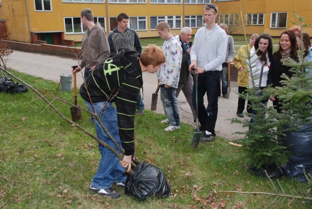 Piemiņai par Kapsēdes pamatskolā pavadīto laiku un papildinot Kapsēdes muižas parku, divdesmit jaunu kociņu parkā trešdien iestādīja vietējās pamatskolas izlaiduma klases audzēkņi.

Stādīšanai no kokaudzētavas “Īve” atvesti sarkano ozolu,...
Autors: Sarmīte Štrausa