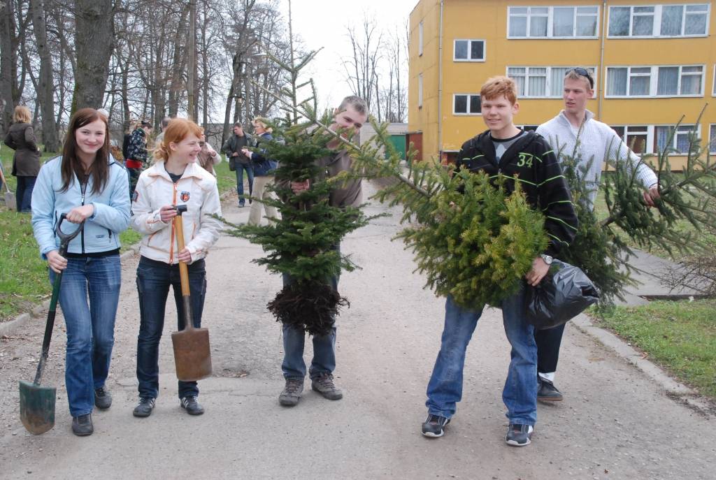 Piemiņai par Kapsēdes pamatskolā pavadīto laiku un papildinot Kapsēdes muižas parku, divdesmit jaunu kociņu parkā trešdien iestādīja vietējās pamatskolas izlaiduma klases audzēkņi.

Stādīšanai no kokaudzētavas “Īve” atvesti sarkano ozolu,...
Autors: Sarmīte Štrausa