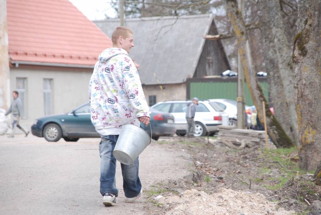 Piemiņai par Kapsēdes pamatskolā pavadīto laiku un papildinot Kapsēdes muižas parku, divdesmit jaunu kociņu parkā trešdien iestādīja vietējās pamatskolas izlaiduma klases audzēkņi.

Stādīšanai no kokaudzētavas “Īve” atvesti sarkano ozolu,...
Autors: Sarmīte Štrausa