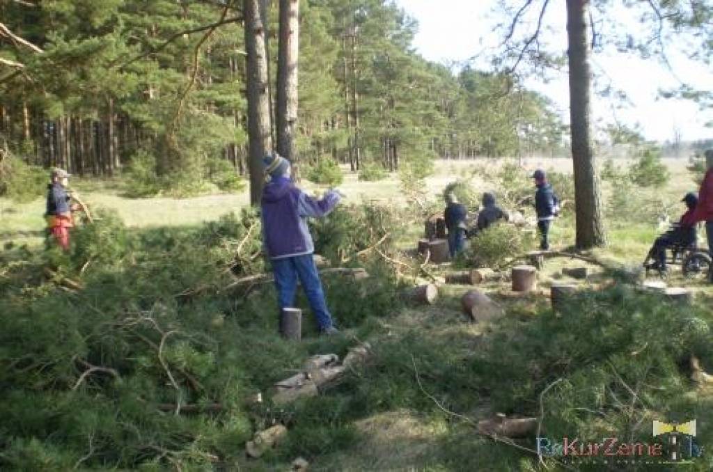 Biedrība "Dižvanagi" rīkoja talku Grobiņas pagasta "Dižvanagos", kur paredzēts veidot rehabilitācijas centru bērniem ar īpašām vajadzībām. Saskaņā ar mežziņa ieteikumiem, tika attīrīts pamežs, kur tiks veidotas visiem pieejamas pastaigu...
Autors: Ilze Vainovska