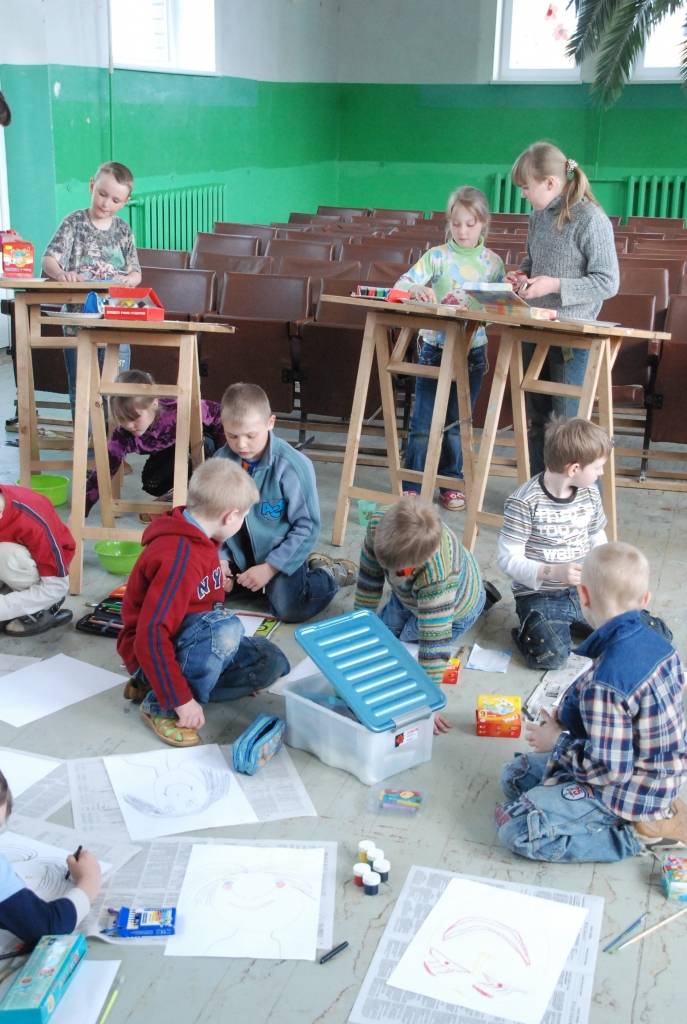 Pirmdien Pāvilostas vidusskolas zālē valdīja nopietns darbīgums. Ap simts 1. – 4. klašu audzēkņi gan uz grīdas, gan pie improvizētiem molbertiem darbojās ar guaša krāsām, zīmuļiem un krītiņiem. Ierosmei skanēja mākslinieka Jāņa Anmaņa...
Autors: Sarmīte Štrausa