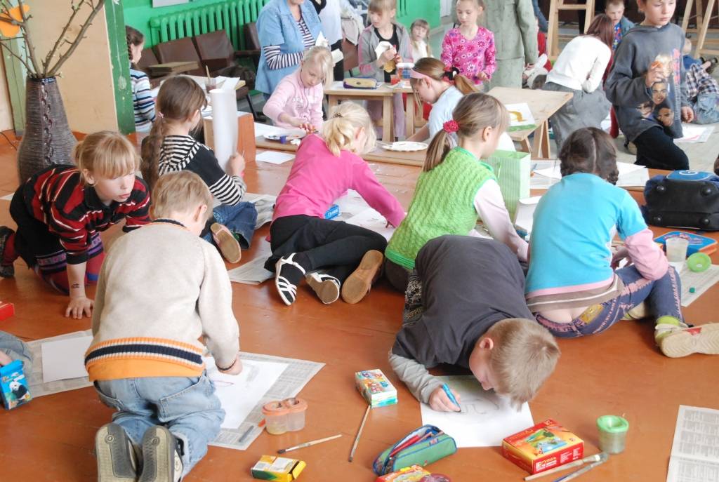 Pirmdien Pāvilostas vidusskolas zālē valdīja nopietns darbīgums. Ap simts 1. – 4. klašu audzēkņi gan uz grīdas, gan pie improvizētiem molbertiem darbojās ar guaša krāsām, zīmuļiem un krītiņiem. Ierosmei skanēja mākslinieka Jāņa Anmaņa...
Autors: Sarmīte Štrausa