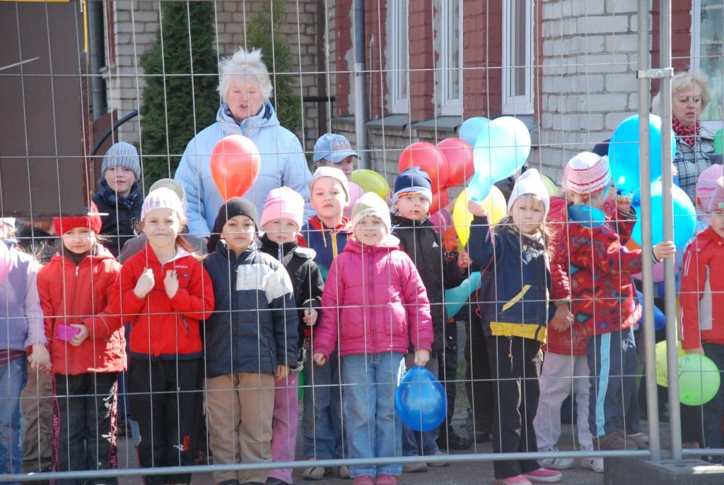 Šodien, 21. aprīlī, tika svinīgi ielikta kapsula bērnudārza "Saulīte" jaunās piebūves pamatos.
"Saulīte" atrodas Liepājā, Ganību ielā 122/128. Pasākumā piedalīsies pārstāvji no pašvaldības, bērnudārza, būvniekiem u.c.
Piebūvē papildus...
Autors: "Rekurzeme", portāls