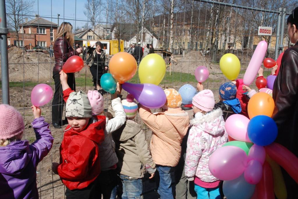 Šodien, 21. aprīlī, tika svinīgi ielikta kapsula bērnudārza "Saulīte" jaunās piebūves pamatos.
"Saulīte" atrodas Liepājā, Ganību ielā 122/128. Pasākumā piedalīsies pārstāvji no pašvaldības, bērnudārza, būvniekiem u.c.
Piebūvē papildus...
Autors: "Rekurzeme", portāls