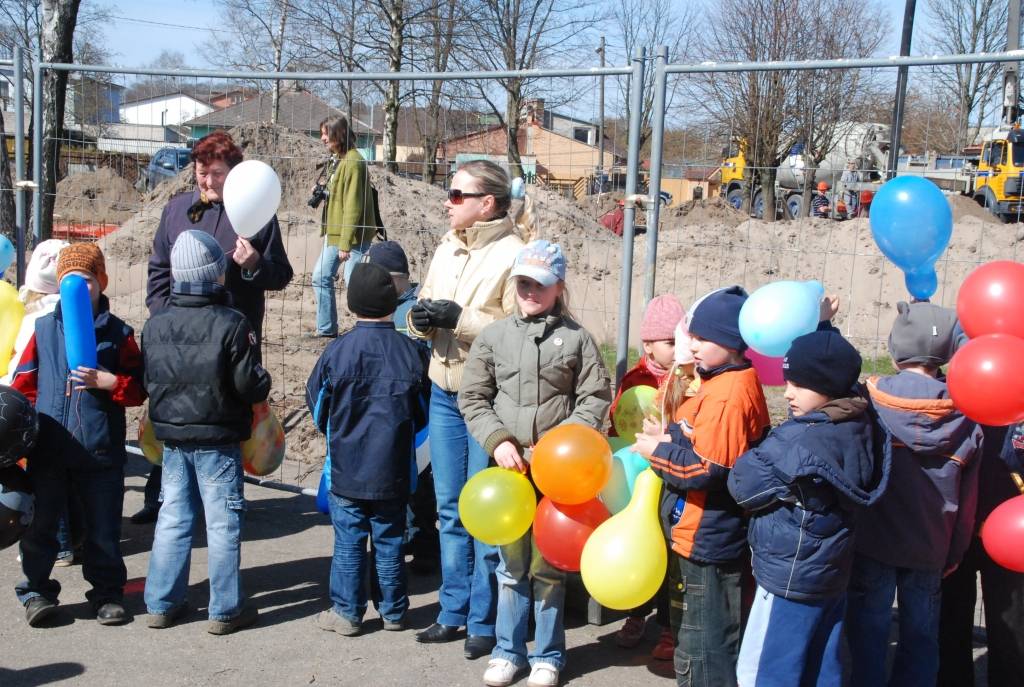 Šodien, 21. aprīlī, tika svinīgi ielikta kapsula bērnudārza "Saulīte" jaunās piebūves pamatos.
"Saulīte" atrodas Liepājā, Ganību ielā 122/128. Pasākumā piedalīsies pārstāvji no pašvaldības, bērnudārza, būvniekiem u.c.
Piebūvē papildus...
Autors: "Rekurzeme", portāls