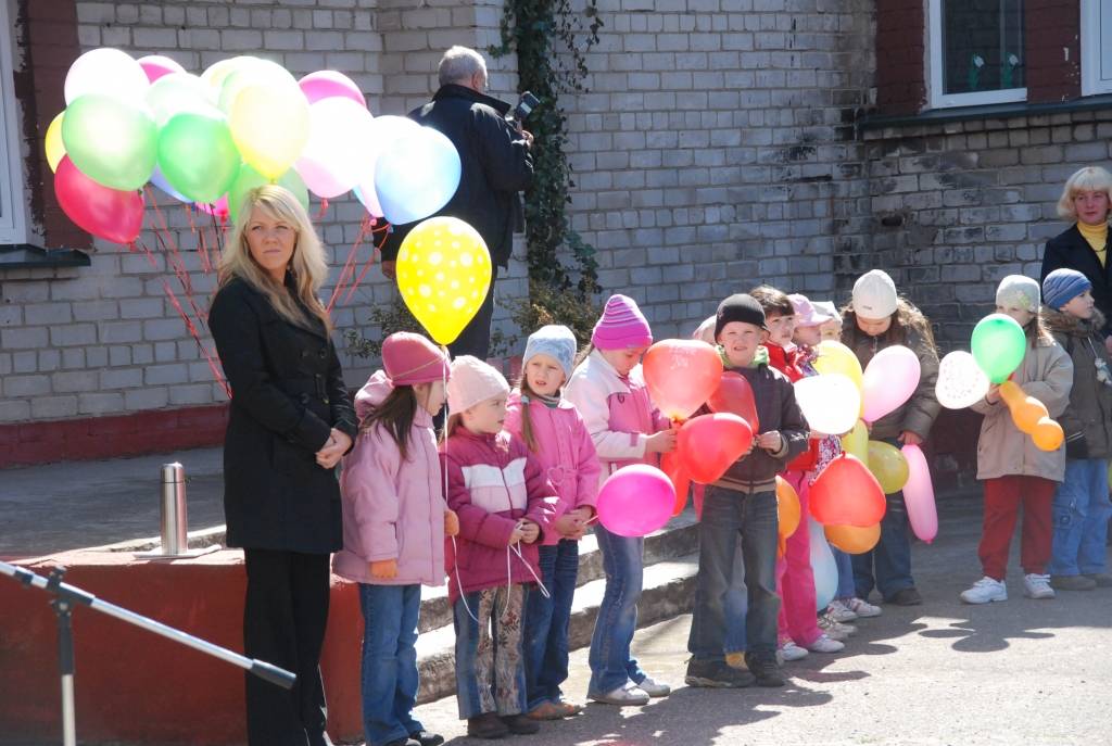 Šodien, 21. aprīlī, tika svinīgi ielikta kapsula bērnudārza "Saulīte" jaunās piebūves pamatos.
"Saulīte" atrodas Liepājā, Ganību ielā 122/128. Pasākumā piedalīsies pārstāvji no pašvaldības, bērnudārza, būvniekiem u.c.
Piebūvē papildus...
Autors: "Rekurzeme", portāls