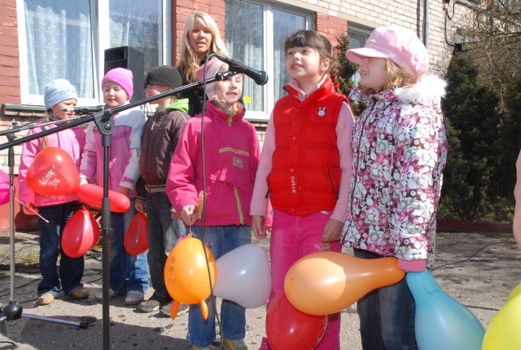 Šodien, 21. aprīlī, tika svinīgi ielikta kapsula bērnudārza "Saulīte" jaunās piebūves pamatos.
"Saulīte" atrodas Liepājā, Ganību ielā 122/128. Pasākumā piedalīsies pārstāvji no pašvaldības, bērnudārza, būvniekiem u.c.
Piebūvē papildus...
Autors: "Rekurzeme", portāls