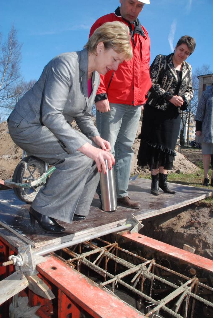 Šodien, 21. aprīlī, tika svinīgi ielikta kapsula bērnudārza "Saulīte" jaunās piebūves pamatos.
"Saulīte" atrodas Liepājā, Ganību ielā 122/128. Pasākumā piedalīsies pārstāvji no pašvaldības, bērnudārza, būvniekiem u.c.
Piebūvē papildus...
Autors: "Rekurzeme", portāls