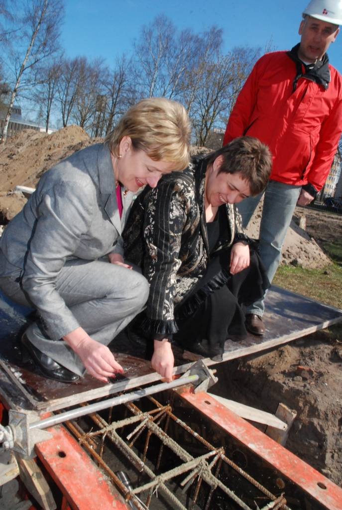 Šodien, 21. aprīlī, tika svinīgi ielikta kapsula bērnudārza "Saulīte" jaunās piebūves pamatos.
"Saulīte" atrodas Liepājā, Ganību ielā 122/128. Pasākumā piedalīsies pārstāvji no pašvaldības, bērnudārza, būvniekiem u.c.
Piebūvē papildus...
Autors: "Rekurzeme", portāls