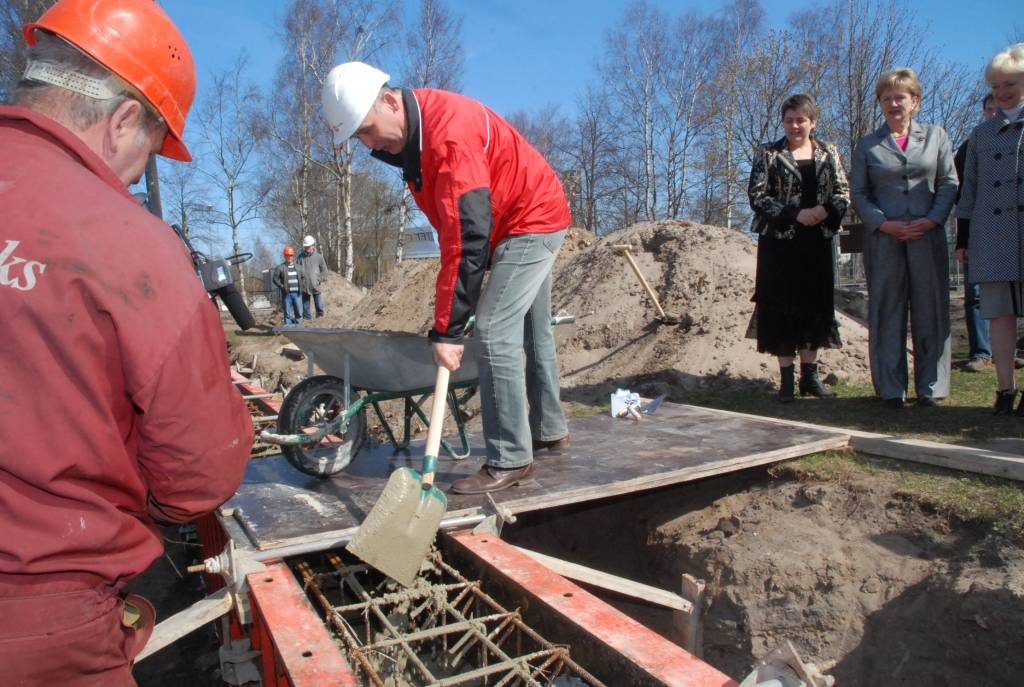 Šodien, 21. aprīlī, tika svinīgi ielikta kapsula bērnudārza "Saulīte" jaunās piebūves pamatos.
"Saulīte" atrodas Liepājā, Ganību ielā 122/128. Pasākumā piedalīsies pārstāvji no pašvaldības, bērnudārza, būvniekiem u.c.
Piebūvē papildus...
Autors: "Rekurzeme", portāls