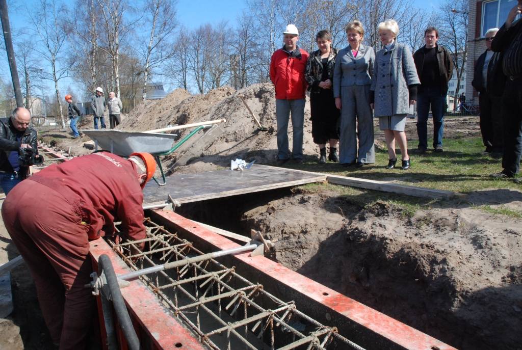 Šodien, 21. aprīlī, tika svinīgi ielikta kapsula bērnudārza "Saulīte" jaunās piebūves pamatos.
"Saulīte" atrodas Liepājā, Ganību ielā 122/128. Pasākumā piedalīsies pārstāvji no pašvaldības, bērnudārza, būvniekiem u.c.
Piebūvē papildus...
Autors: "Rekurzeme", portāls