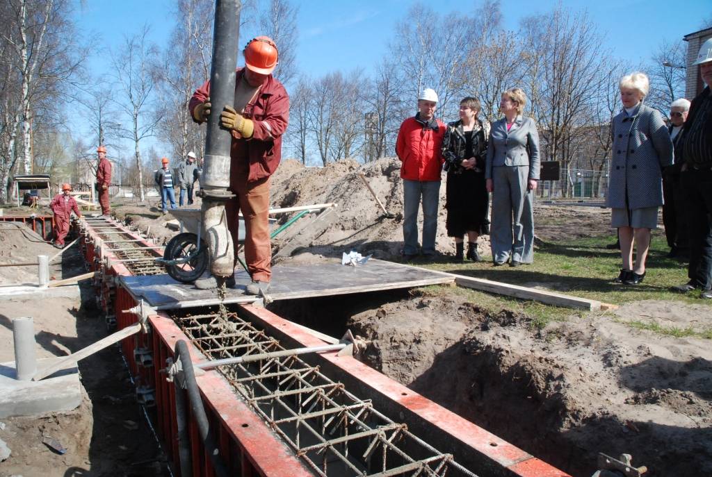 Šodien, 21. aprīlī, tika svinīgi ielikta kapsula bērnudārza "Saulīte" jaunās piebūves pamatos.
"Saulīte" atrodas Liepājā, Ganību ielā 122/128. Pasākumā piedalīsies pārstāvji no pašvaldības, bērnudārza, būvniekiem u.c.
Piebūvē papildus...
Autors: "Rekurzeme", portāls