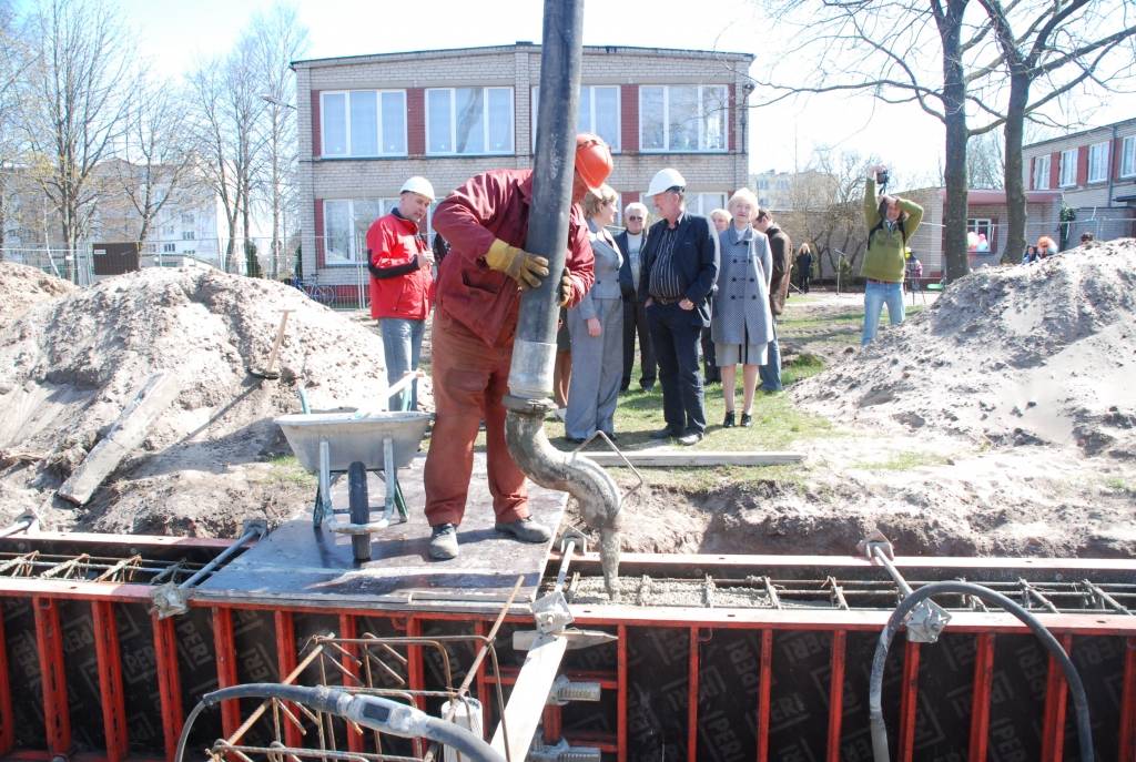 Šodien, 21. aprīlī, tika svinīgi ielikta kapsula bērnudārza "Saulīte" jaunās piebūves pamatos.
"Saulīte" atrodas Liepājā, Ganību ielā 122/128. Pasākumā piedalīsies pārstāvji no pašvaldības, bērnudārza, būvniekiem u.c.
Piebūvē papildus...
Autors: "Rekurzeme", portāls
