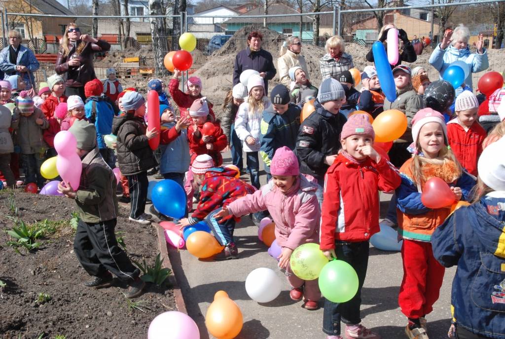Šodien, 21. aprīlī, tika svinīgi ielikta kapsula bērnudārza "Saulīte" jaunās piebūves pamatos.
"Saulīte" atrodas Liepājā, Ganību ielā 122/128. Pasākumā piedalīsies pārstāvji no pašvaldības, bērnudārza, būvniekiem u.c.
Piebūvē papildus...
Autors: "Rekurzeme", portāls