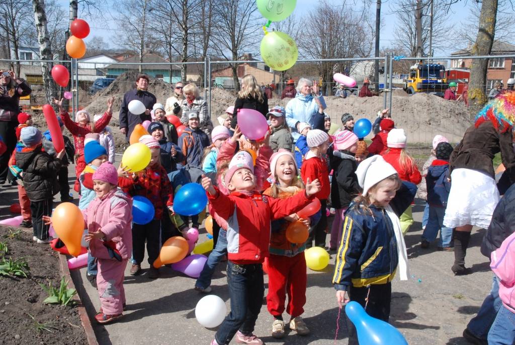 Šodien, 21. aprīlī, tika svinīgi ielikta kapsula bērnudārza "Saulīte" jaunās piebūves pamatos.
"Saulīte" atrodas Liepājā, Ganību ielā 122/128. Pasākumā piedalīsies pārstāvji no pašvaldības, bērnudārza, būvniekiem u.c.
Piebūvē papildus...
Autors: "Rekurzeme", portāls