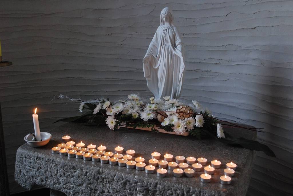 Aizputes Kristus karaļa Romas katoļu draudze tikusi pie jauna dievnama teju pēc vairāk nekā sešus gadus ilgušiem būvniecības darbiem. Sestdien notika baznīcas iesvētīšana, uz kuru bija ieradušies daudzi kristieši no Kurzemes un tālākām...
Autors: Iluta Dreimane