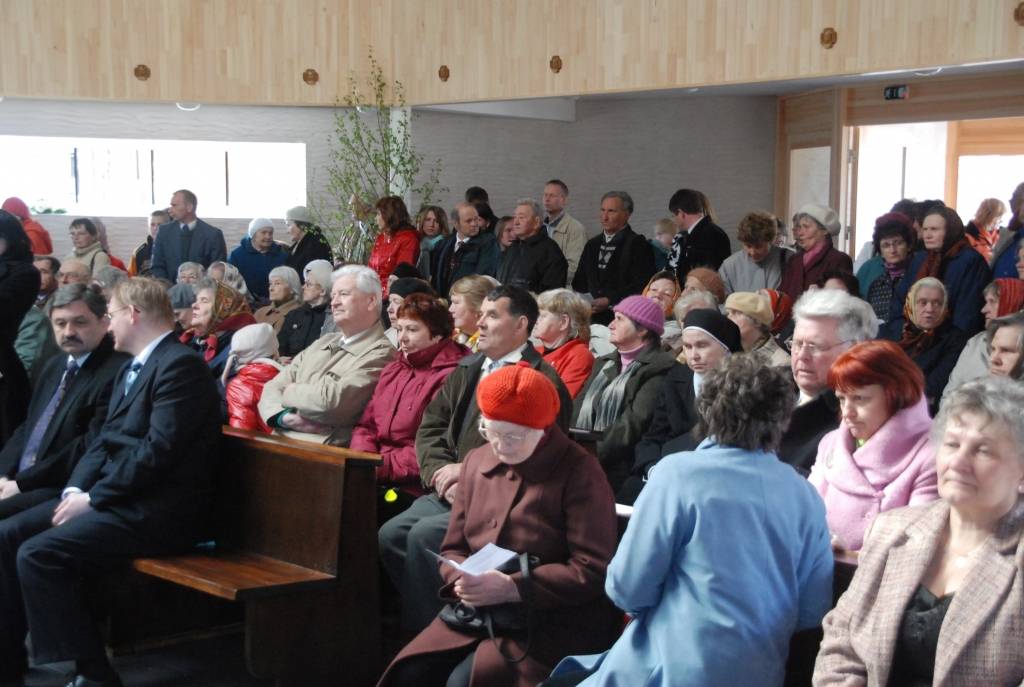 Aizputes Kristus karaļa Romas katoļu draudze tikusi pie jauna dievnama teju pēc vairāk nekā sešus gadus ilgušiem būvniecības darbiem. Sestdien notika baznīcas iesvētīšana, uz kuru bija ieradušies daudzi kristieši no Kurzemes un tālākām...
Autors: Iluta Dreimane