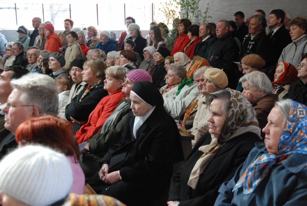 Aizputes Kristus karaļa Romas katoļu draudze tikusi pie jauna dievnama teju pēc vairāk nekā sešus gadus ilgušiem būvniecības darbiem. Sestdien notika baznīcas iesvētīšana, uz kuru bija ieradušies daudzi kristieši no Kurzemes un tālākām...
Autors: Iluta Dreimane