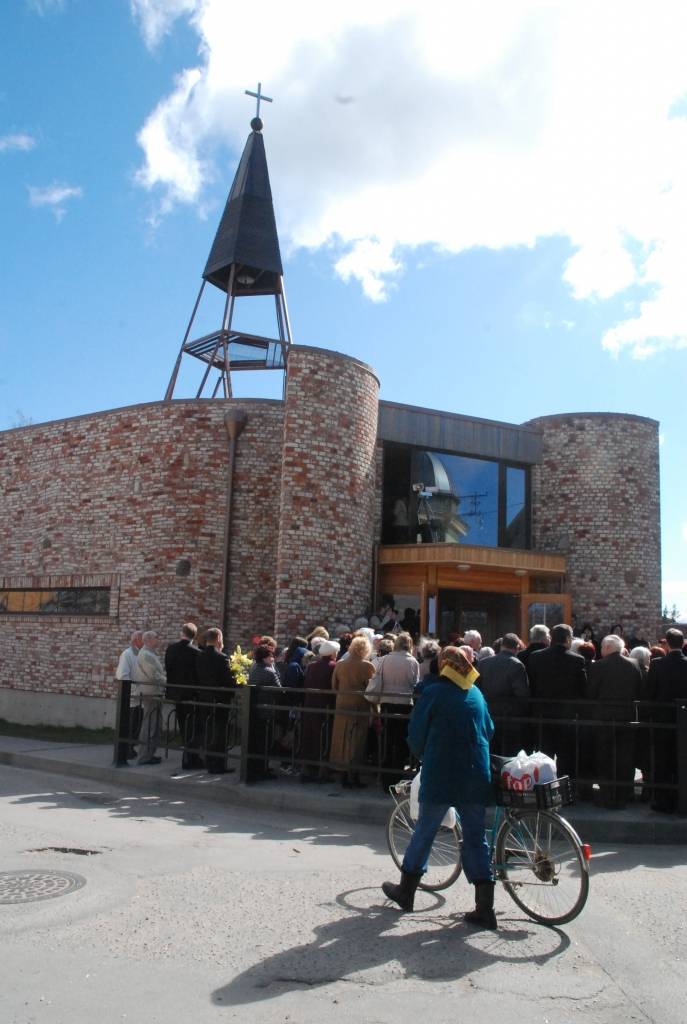 Aizputes Kristus karaļa Romas katoļu draudze tikusi pie jauna dievnama teju pēc vairāk nekā sešus gadus ilgušiem būvniecības darbiem. Sestdien notika baznīcas iesvētīšana, uz kuru bija ieradušies daudzi kristieši no Kurzemes un tālākām...
Autors: Iluta Dreimane