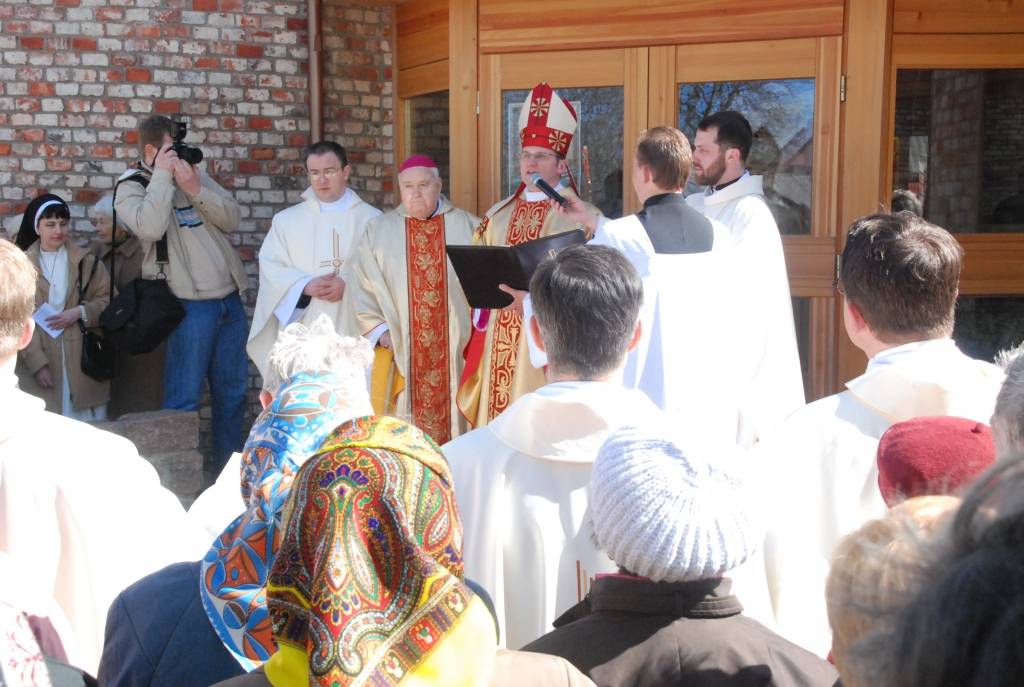 Aizputes Kristus karaļa Romas katoļu draudze tikusi pie jauna dievnama teju pēc vairāk nekā sešus gadus ilgušiem būvniecības darbiem. Sestdien notika baznīcas iesvētīšana, uz kuru bija ieradušies daudzi kristieši no Kurzemes un tālākām...
Autors: Iluta Dreimane