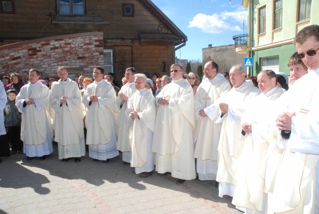 Aizputes Kristus karaļa Romas katoļu draudze tikusi pie jauna dievnama teju pēc vairāk nekā sešus gadus ilgušiem būvniecības darbiem. Sestdien notika baznīcas iesvētīšana, uz kuru bija ieradušies daudzi kristieši no Kurzemes un tālākām...
Autors: Iluta Dreimane