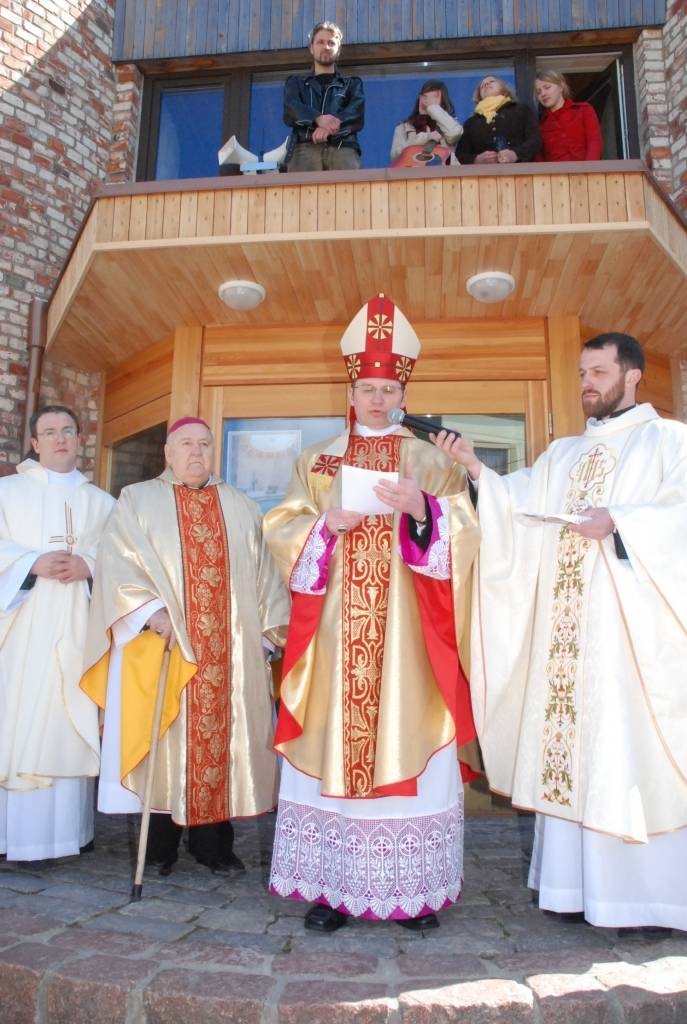 Aizputes Kristus karaļa Romas katoļu draudze tikusi pie jauna dievnama teju pēc vairāk nekā sešus gadus ilgušiem būvniecības darbiem. Sestdien notika baznīcas iesvētīšana, uz kuru bija ieradušies daudzi kristieši no Kurzemes un tālākām...
Autors: Iluta Dreimane