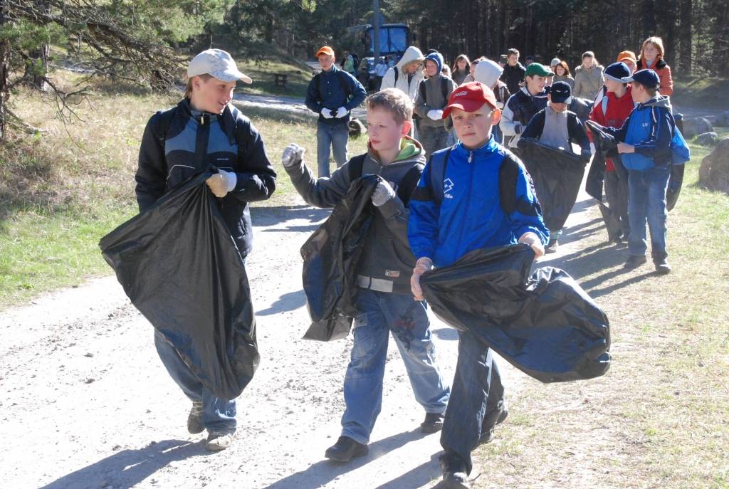 Nīcas pagastā piektdien iedzīvotājiem bija iespēja nodot šķirotus atkritumus, ko pēc tam aizgādāja SIA “Veronija” darbinieki. Nīcenieki varēja atbrīvoties no sadzīves tehnikas, nodot arī makulatūru, stiklu un plastmasu.

Aizputes...
Autors: Iluta Dreimane