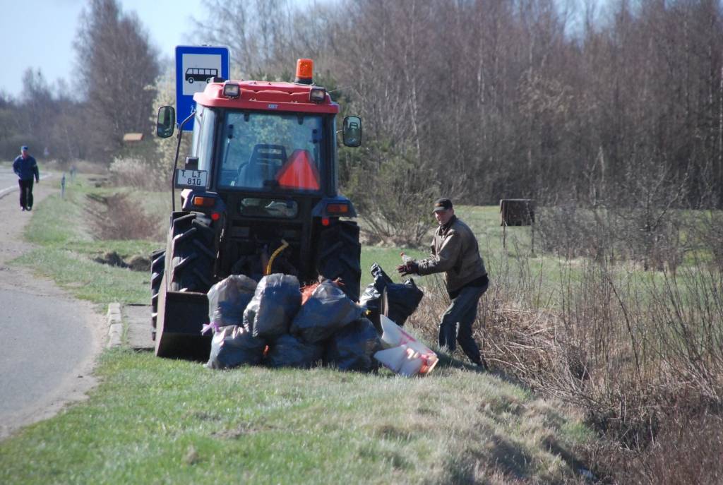 Nīcas pagastā piektdien iedzīvotājiem bija iespēja nodot šķirotus atkritumus, ko pēc tam aizgādāja SIA “Veronija” darbinieki. Nīcenieki varēja atbrīvoties no sadzīves tehnikas, nodot arī makulatūru, stiklu un plastmasu.

Aizputes...
Autors: Iluta Dreimane
