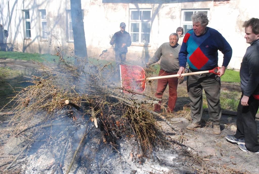Nīcas pagastā piektdien iedzīvotājiem bija iespēja nodot šķirotus atkritumus, ko pēc tam aizgādāja SIA “Veronija” darbinieki. Nīcenieki varēja atbrīvoties no sadzīves tehnikas, nodot arī makulatūru, stiklu un plastmasu.

Aizputes...
Autors: Iluta Dreimane