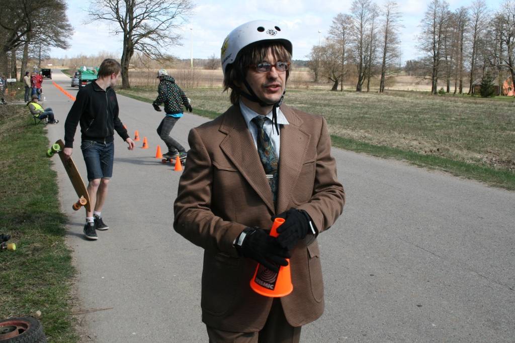 Šodien, 18. aprīlī, Grobiņā pie mājām "Pūrāni" tika atklāta Latvijas skeitborda sezona. Uz pirmajiem mačiem bija ieradušies vairāk nekā 20 sportisti no Liepājas un Rīgas. 
Autors: Uldis Dobelis
